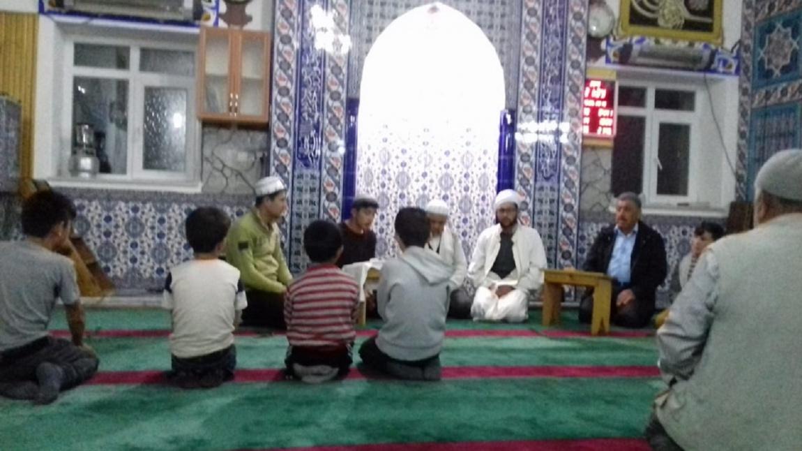İmam Hatipli Gençlerimiz Köylerindeki Camilerde Ramazan Ayının Coşkusunu Doya Doya Yaşamaktadırlar