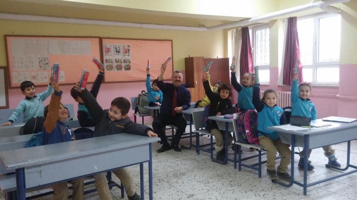 Okul Müdürümüz Murat ÖNDER 1.Sınıf Öğrencilerimize Diş Fırçası ve Diş Macunu Hediye Etti
