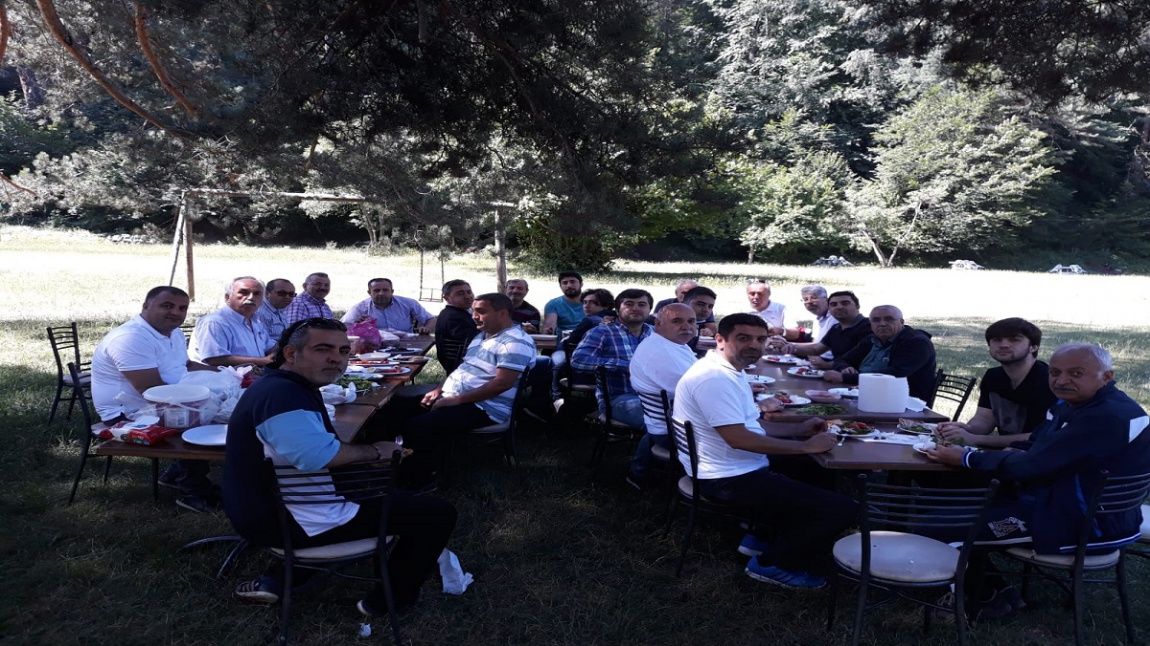 Gümüşhacıköy İlçe Milli Eğitim Ailesi Kunduz Yaylasında Piknikte Buluştu