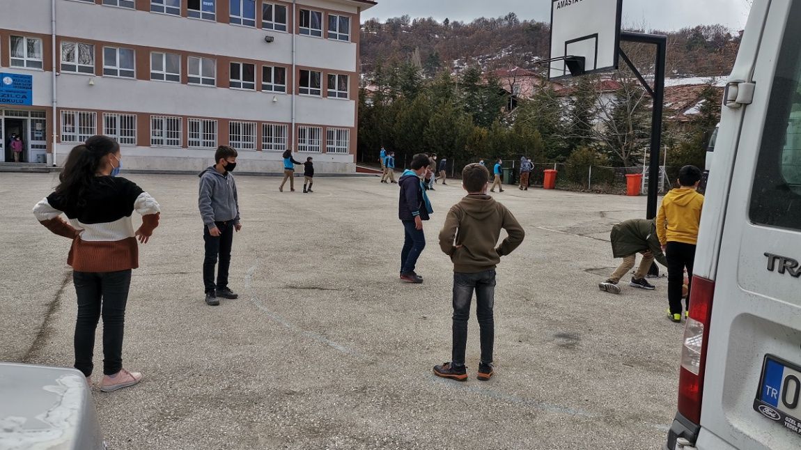 Periyodik Aralıklarla Teneffüse Çıkan Öğrencilerimiz Okul Bahçesinde Salgın Kurallarına Uygun Olarak Spor Yapmaktalar, Oyun Oynamaktadırlar