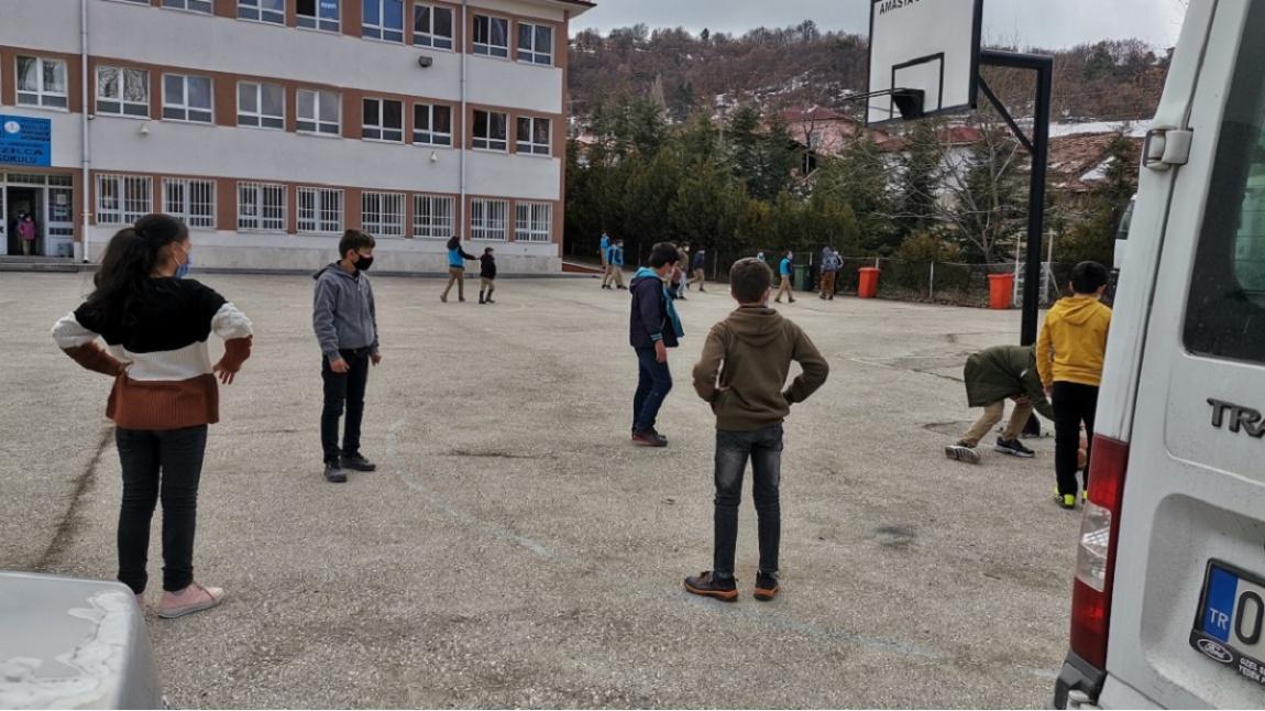 Teneffüse Çıkan Öğrencilerimiz Okul Bahçesinde Salgın Kurallarına Uygun Olarak Spor Yapmaktalar, Oyun Oynamaktadırlar