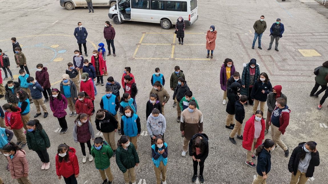 Kızılca Ortaokulu Öğrencileri Her Pazartesi Günü Sabah Olduğu Gibi Bugün de İstiklal Marşımızı Şevkle, Coşkuyla Seslendirdiler