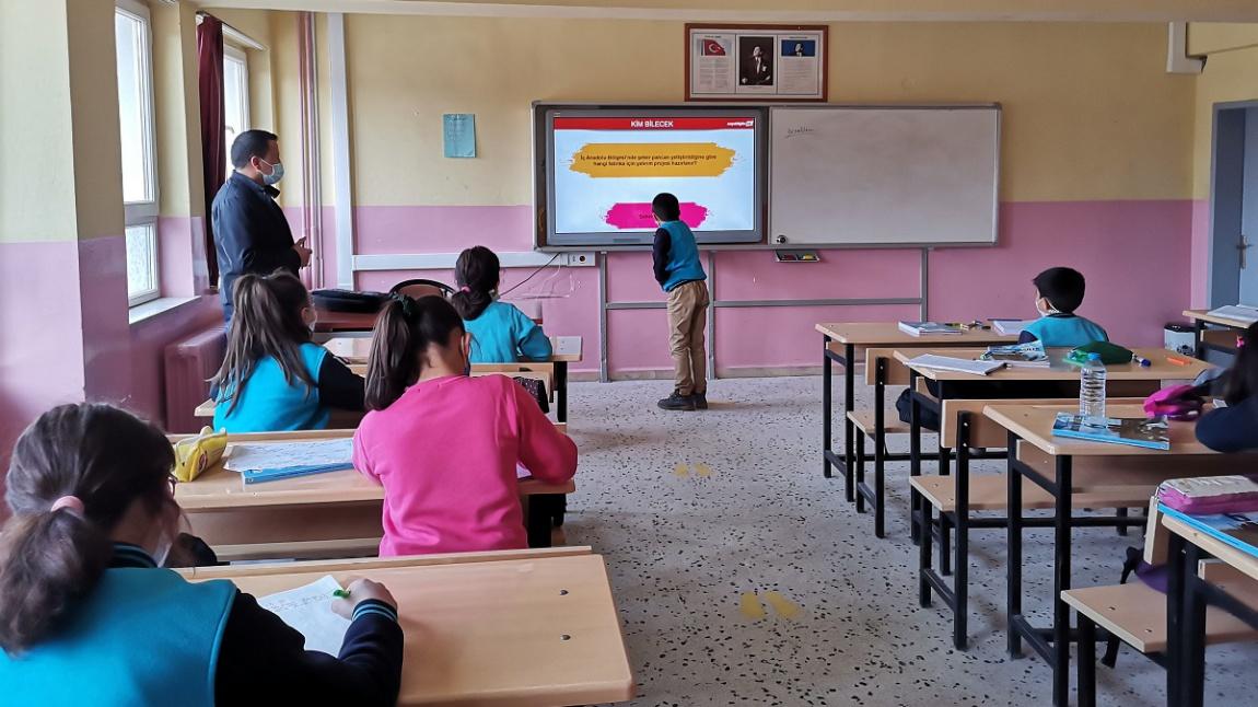 Kızılca Ortaokulu 6.Sınıf Öğrencileri Bugün Sosyal Bilgiler Dersinde Proje Uygulamalarını Öğrendiler