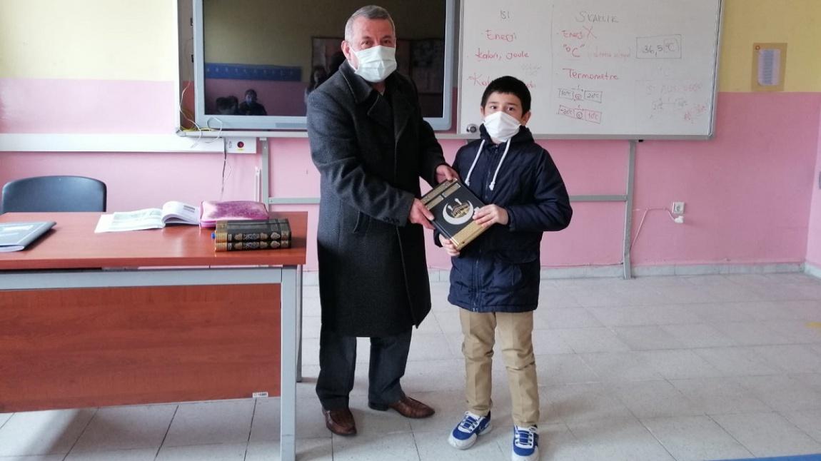 Bugün Okul Müdürümüz Kızılca Ortaokulu Öğrencilerine Kur'an-ı Kerim Hediye Etti