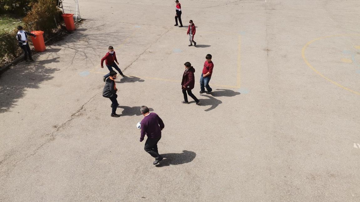 Destekleme ve Yetiştirme Kurslarına Devam Eden Kızılca Ortaokulu Öğrencileri Teneffüslerde Okul Müdürleri Murat ÖNDER İle Futbol Oynamaktadırlar