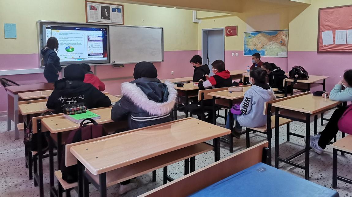 Kızılca Ortaokulu 8.Sınıf Öğrencileri İngilizce Dersinde Soru Çözerek LGS Sınavına Hazırlanıyorlar