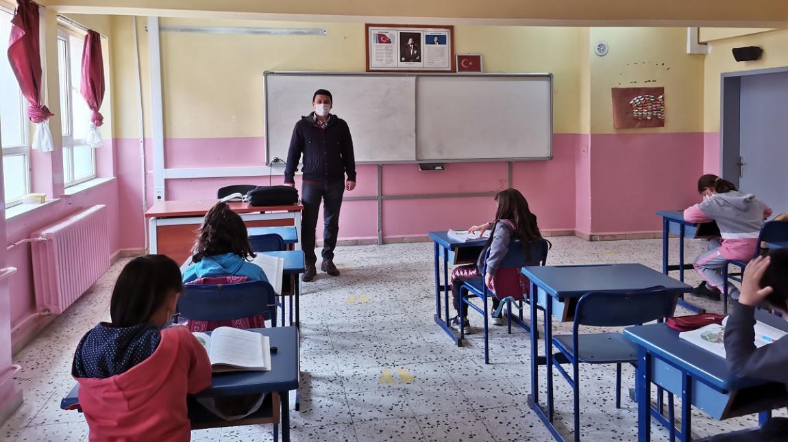 Ortaokul 5.Sınıf Öğrencilerimiz Türkçe Dersinde Çoktan Seçmeli Soruları Yanıtlayarak Bursluluk Sınavına Hazırlanmaktadırlar
