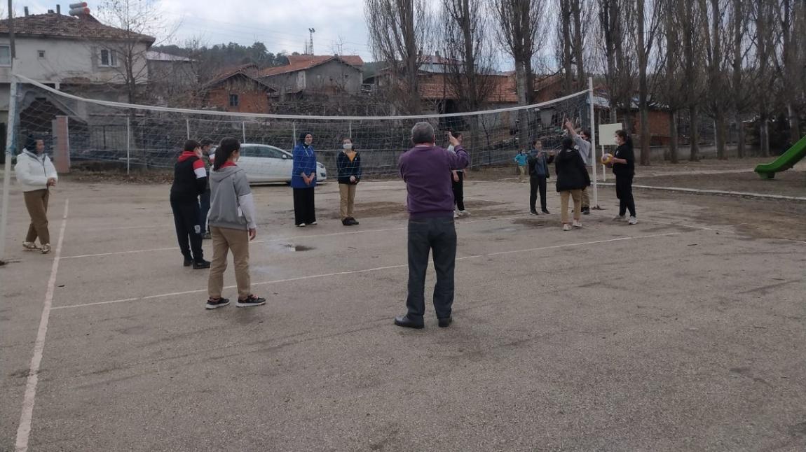 8.Sınıf Öğrencilerimiz Arasında Voleybol Turnuvası Düzenlendi