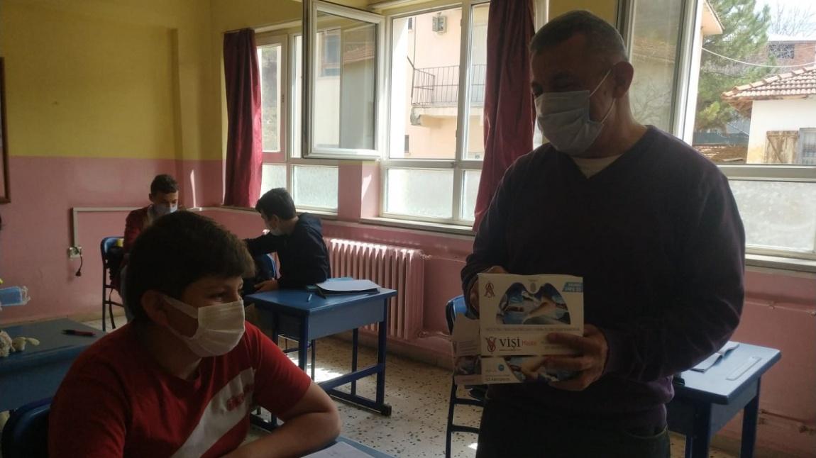 Okul Müdürümüz Tarafından Kızılca Ortaokulu Öğrencilerimize Cerrahi Maske Dağıtıldı