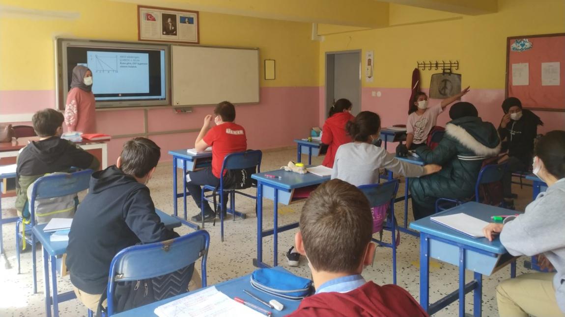 Ortaokul 8.Sınıf Öğrencilerimiz Matematik Dersinde Öğretmen Büşra ÖNDER'in Hazırladığı Çoktan Seçmeli Sorularla LGS Sınavına Hazırlanıyorlar