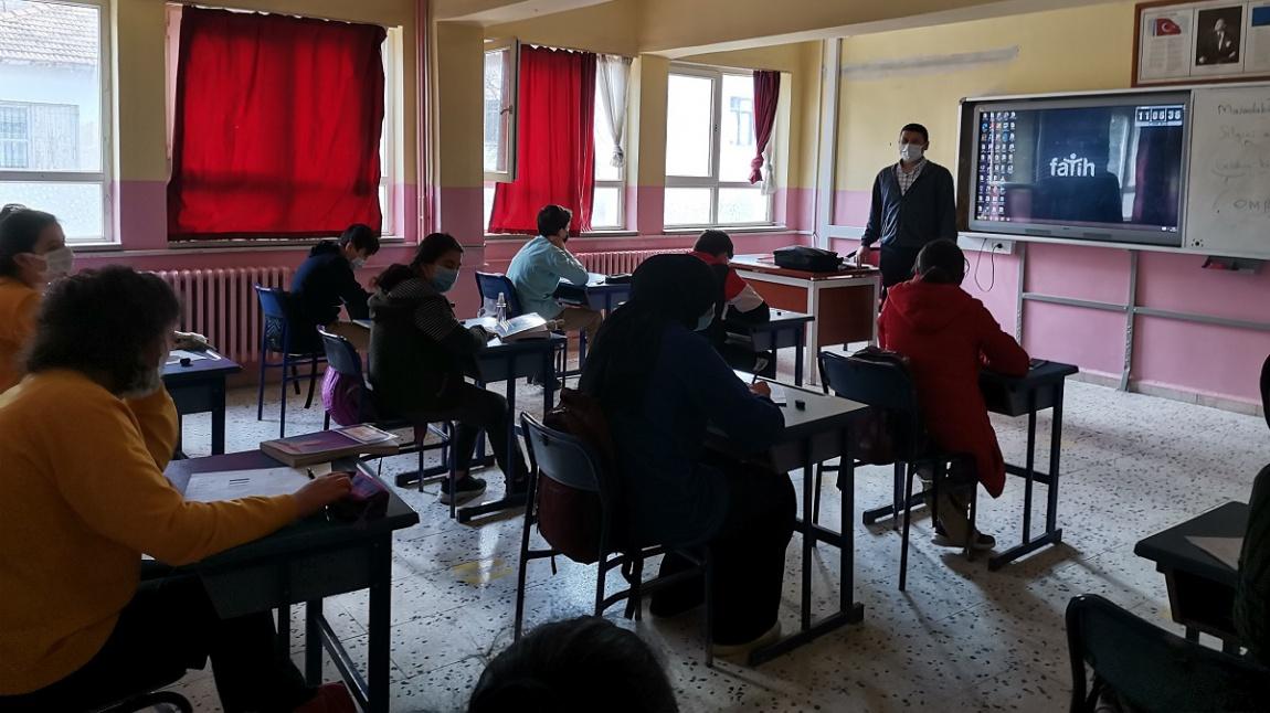 Ortaokul 8.Sınıf Öğrencileri Bugün Türkçe Dersinde LGS Sınavına Hazırlık Soruları Çözdüler