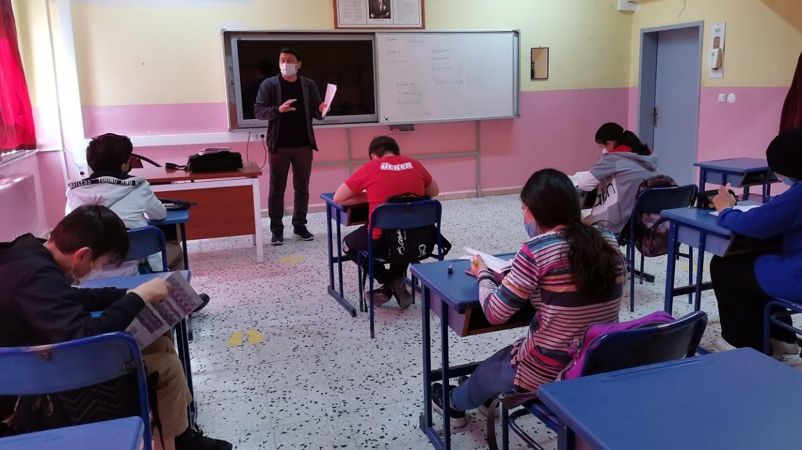 Ortaokul 8.Sınıf Öğrencileri Bugünkü Türkçe Dersinde LGS Sınavına Hazırlık Soruları Çözdüler