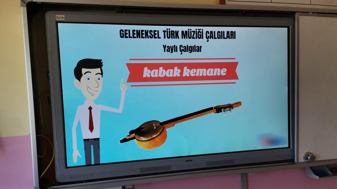 Ortaokul 7.Sınıf Öğrencilerimiz Bugünkü Müzik Dersinde Geleneksel Türk Müziği Çalgılarını Öğrendiler