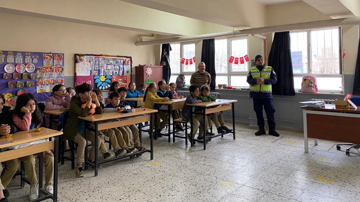 Gümüşhacıköy Trafik Jandarması Yetkililerince Öğrencilerimize Trafik Eğitimi Verildi