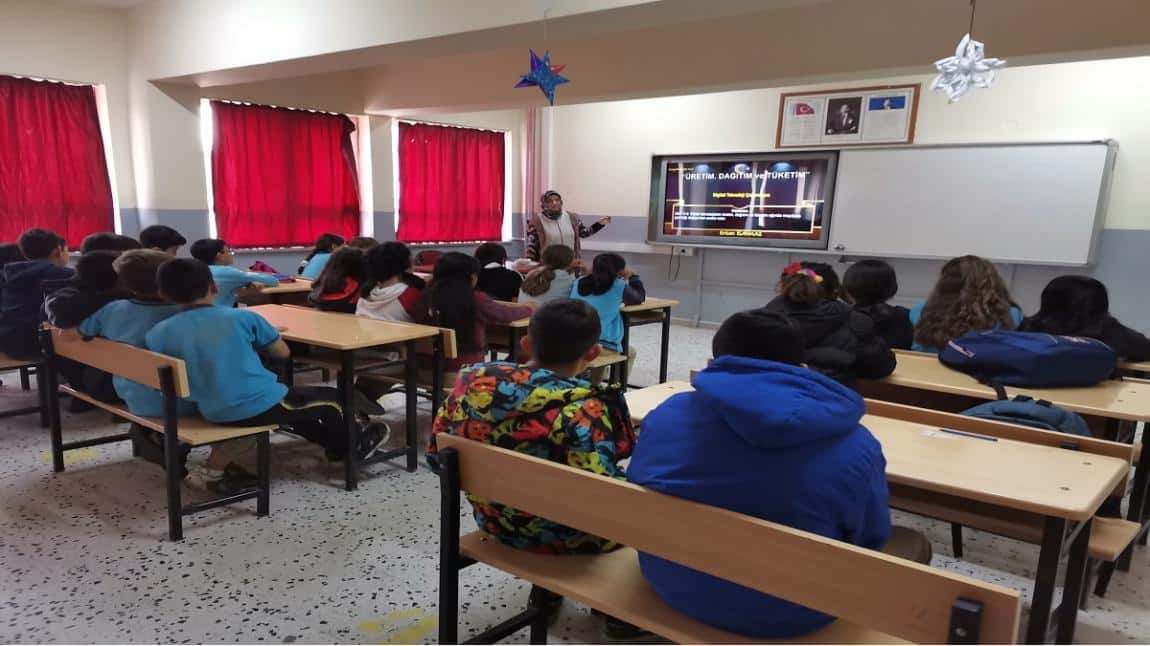 Öğrencilerimize Kırım Kongo Kanamalı Ateşi Hastalığı ve Bağımlılıkla Mücadele Eğitimlerinden Teknoloji Bağımlılığı Konularında Eğitim Seminerleri Verildi