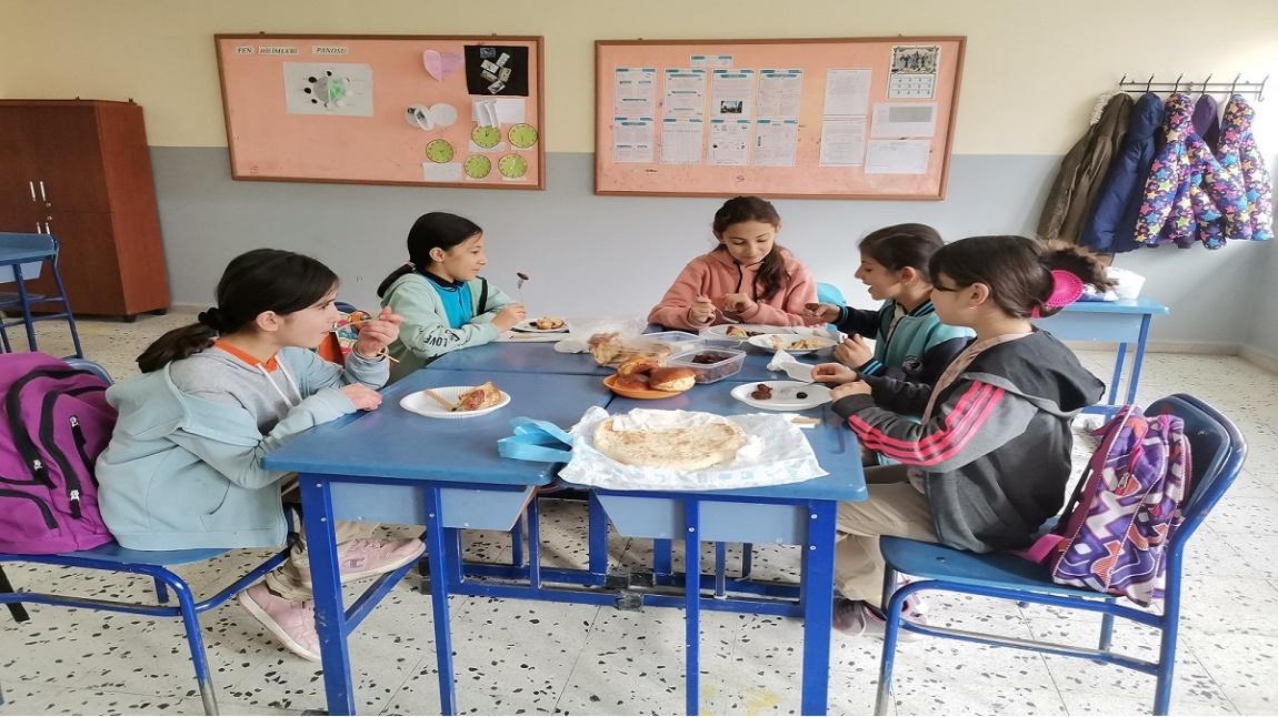 Öğrencilerimiz “Okulumda Sağlıklı Besleniyorum Programı’’ Kapsamında Annelerinin Kendileri İçin Hazırlamış Olduğu Leziz Yemekleri Öğle Öğününde Yemektedirler
