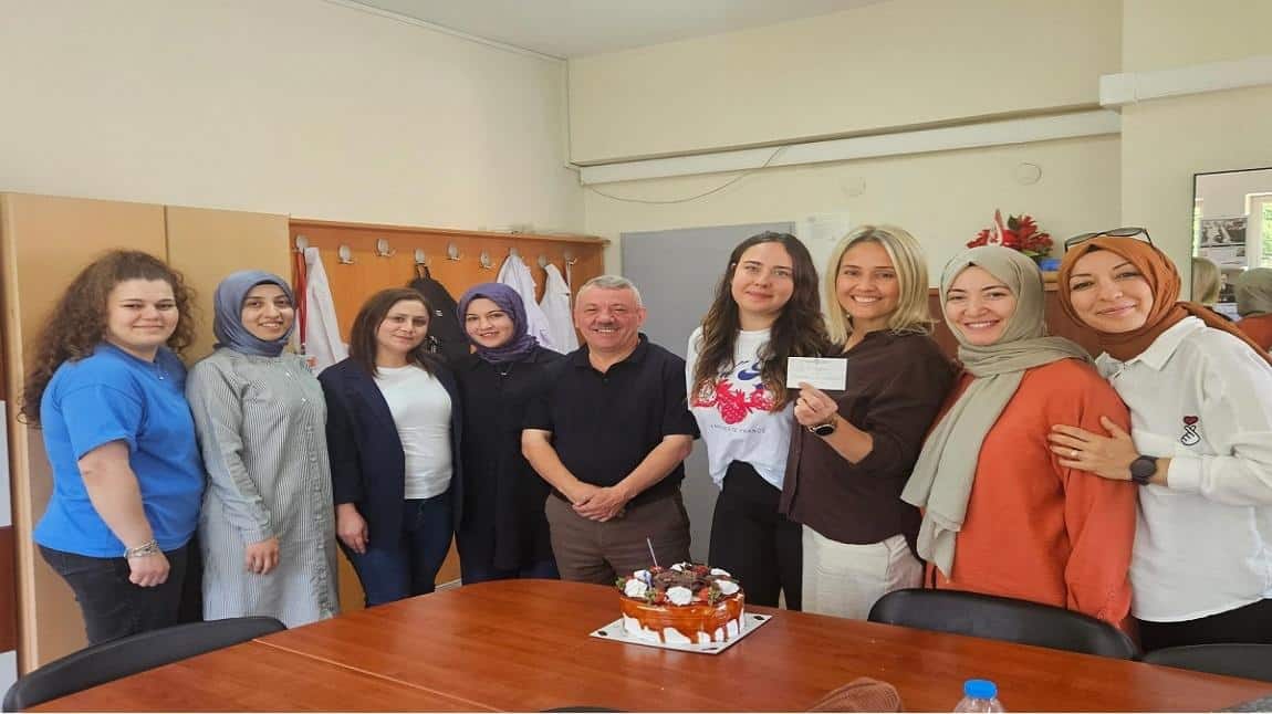 Gülçin Öğretmenimize Öğretmen Arkadaşlarından Doğum Günü Sürprizi